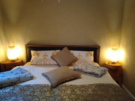 Schlafzimmer mit Doppelbett