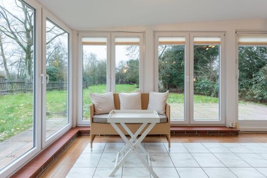 Heidehaus - Lichtdurchfluteter Wintergarten mit Blick in den großen Garten 