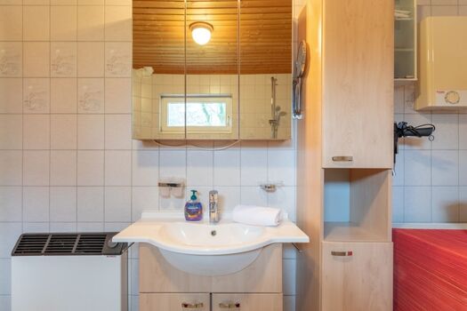 Heidehaus - Badezimmer mit viel Stauraum 