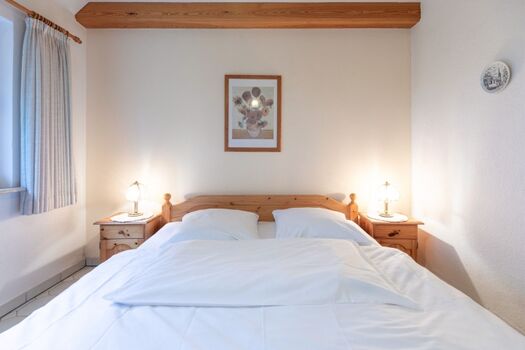 Heidehaus - Schlafzimmer mit großem Doppelbett ( 180x200 )