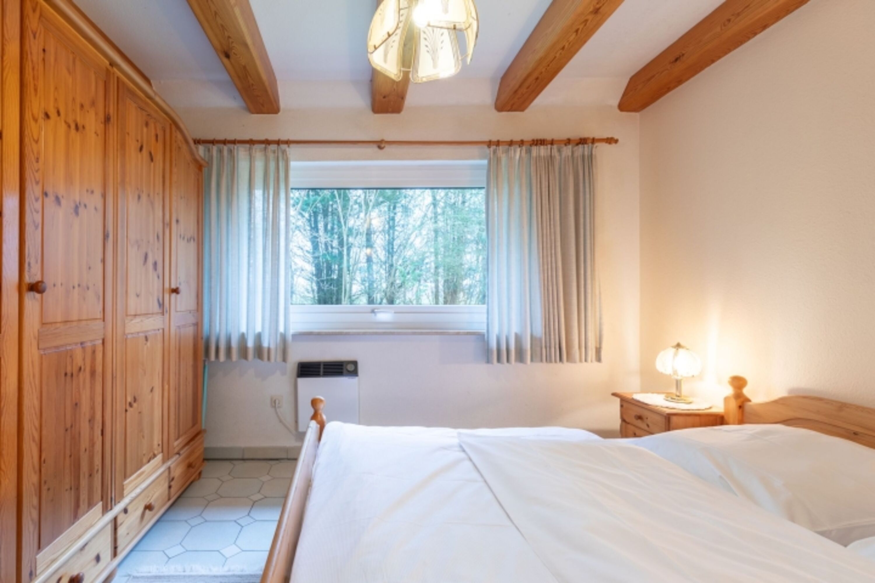 Heidehaus - Schlafzimmer mit Blick ins Grüne 