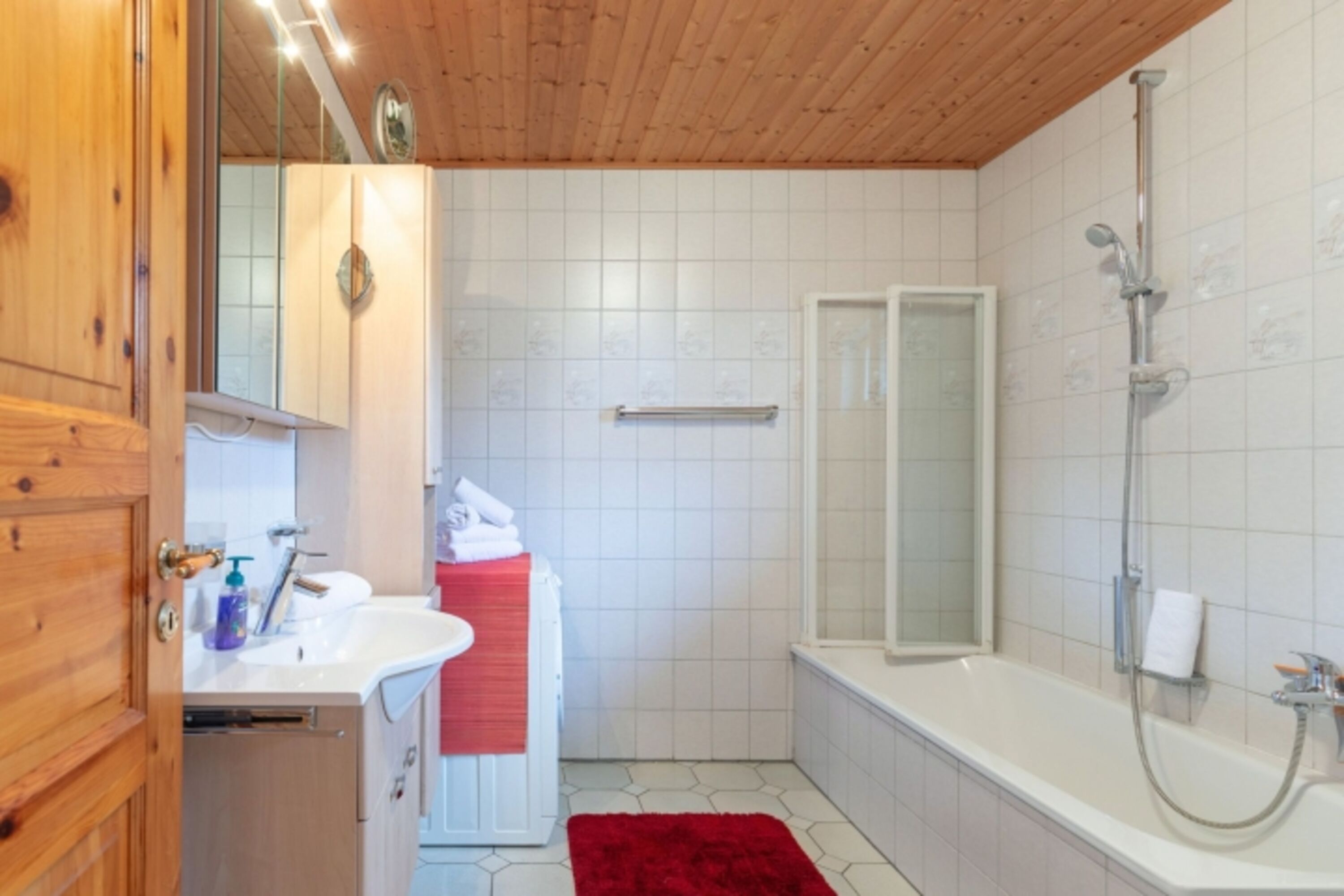 Heidehaus - Komfortables Badezimmer mit Badewanne 