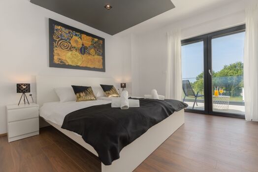 Schlafzimmer mit Doppelbett