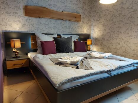 Schlafzimmer mit Doppelbett