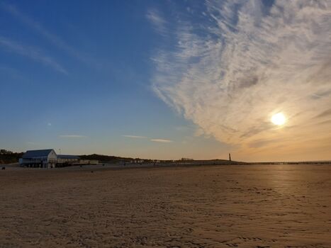 Sonnenuntergang mit Strandrestaurant "Loods Tien"