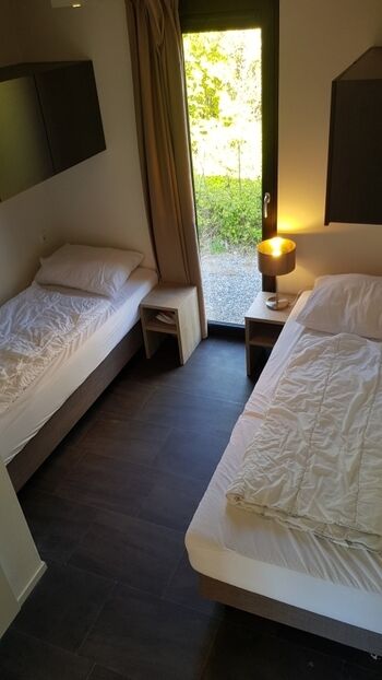 Schlafzimmer mit zwei Einzelbetten