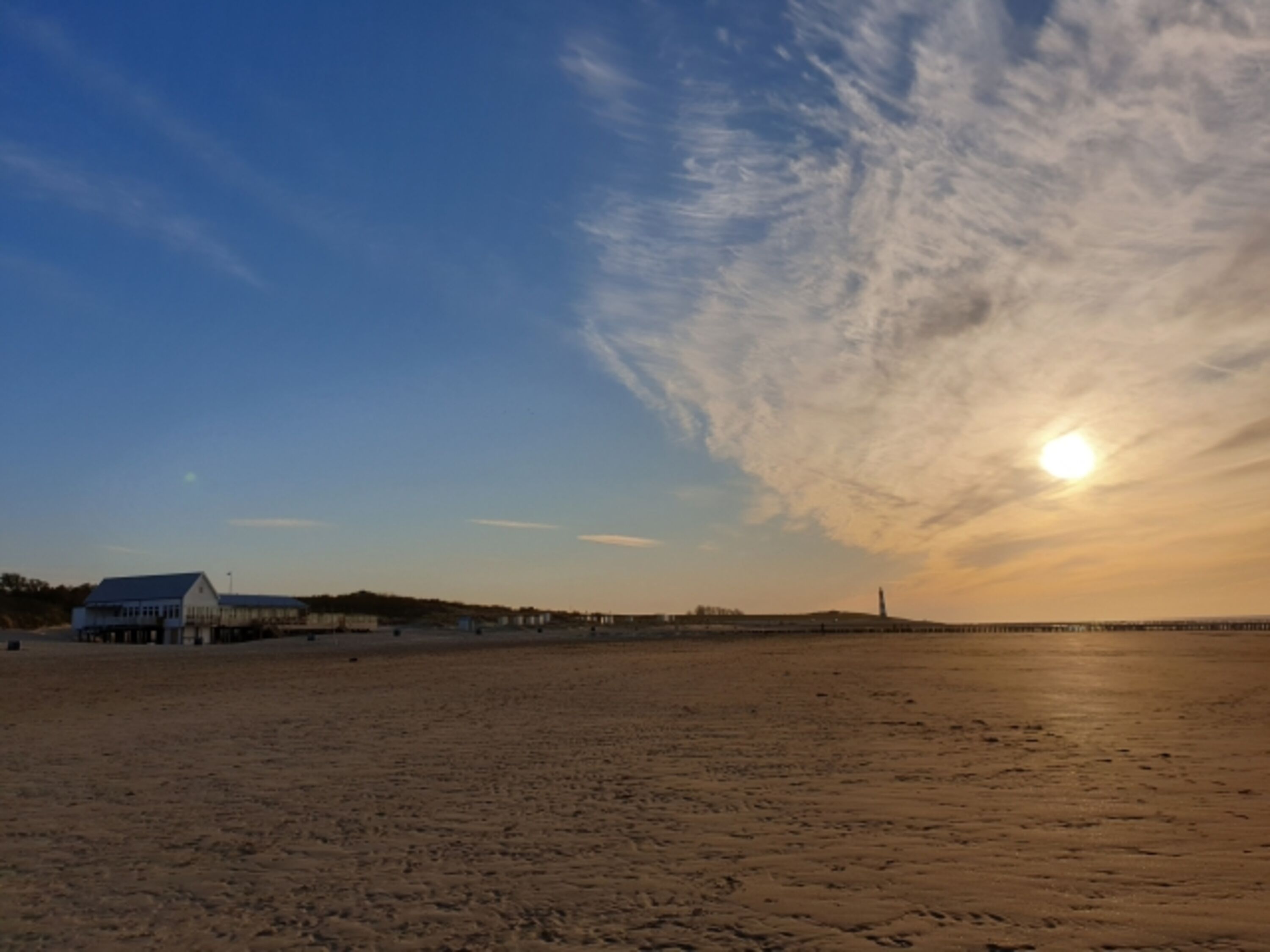 Sonnenuntergang mit Strandrestaurant "Loods Tien"