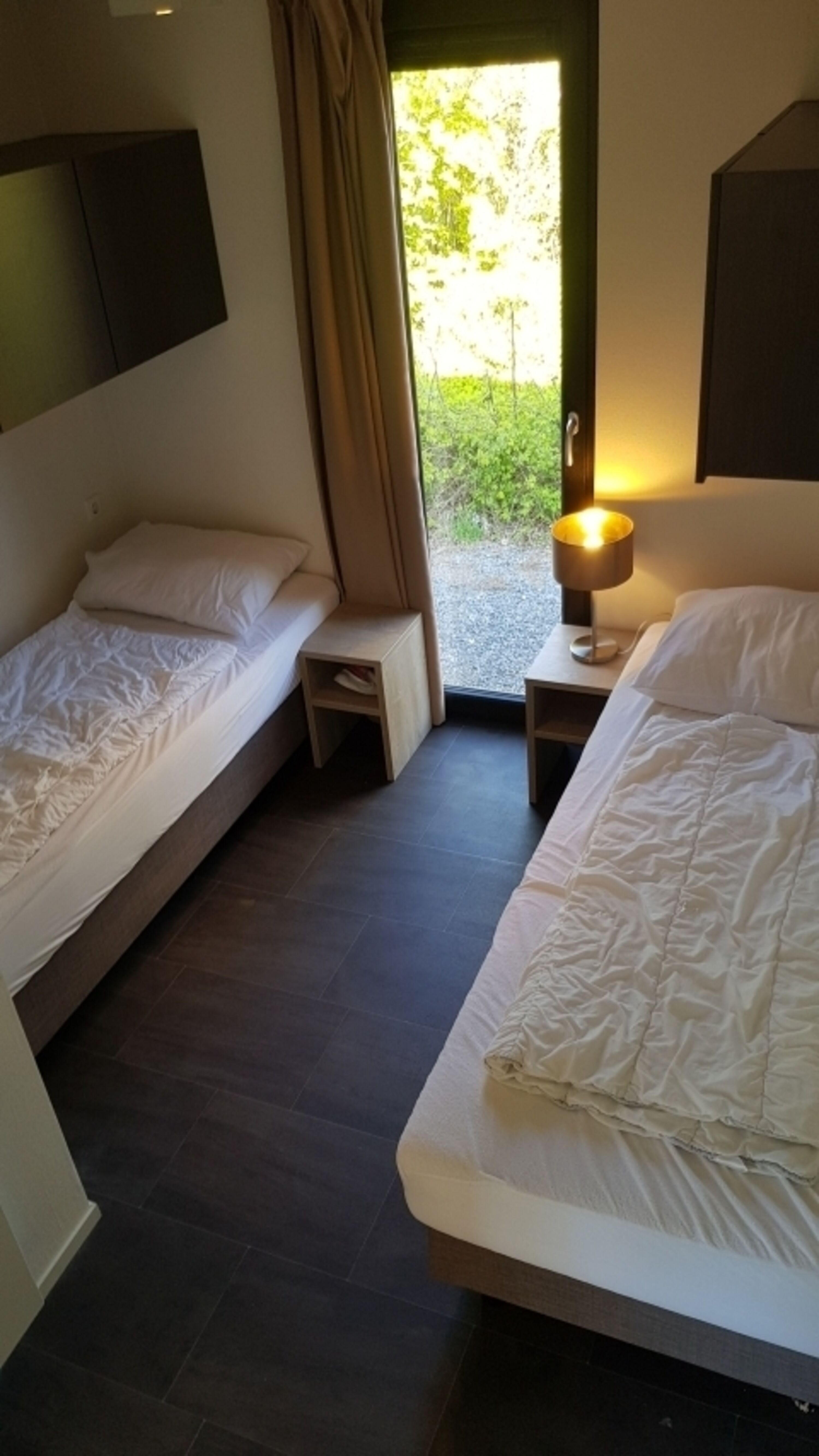 Schlafzimmer mit zwei Einzelbetten