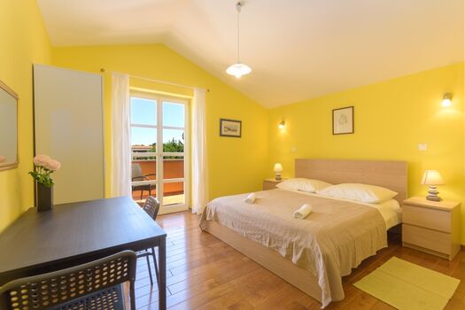 Schlafzimmer mit Doppelbett