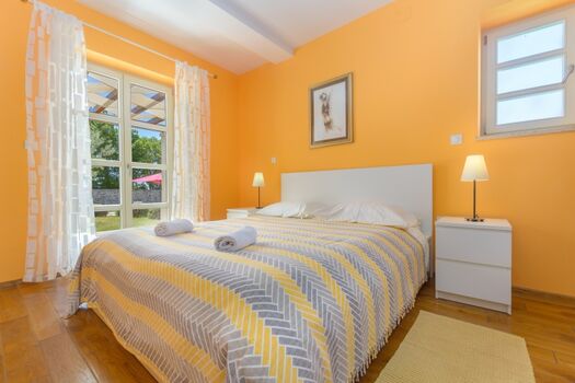 Schlafzimmer mit Doppelbett