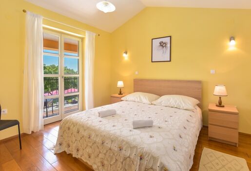 Schlafzimmer mit Doppelbett