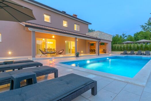 Außenansicht mit Pool