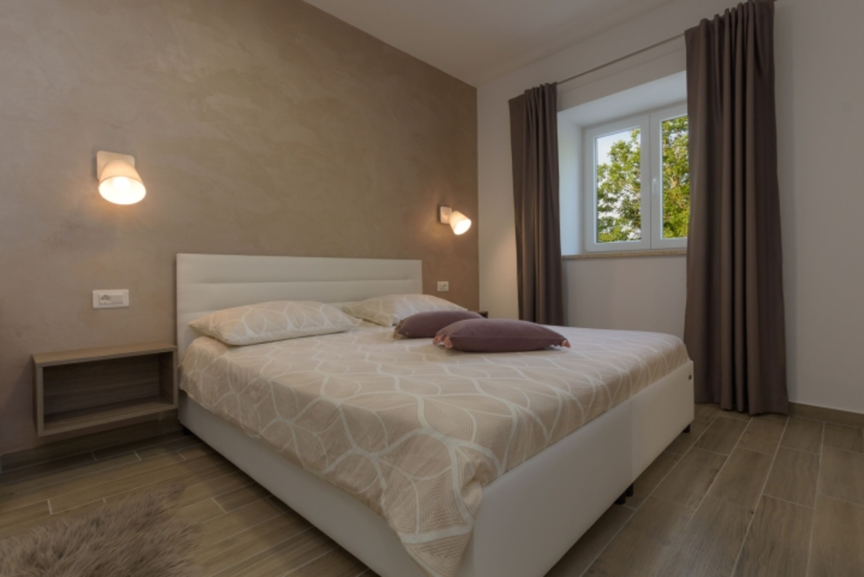 Schlafzimmer mit Doppelbett
