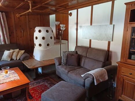 Dergroße Stadl-Wohnzimmer mit Tiroler Ofen