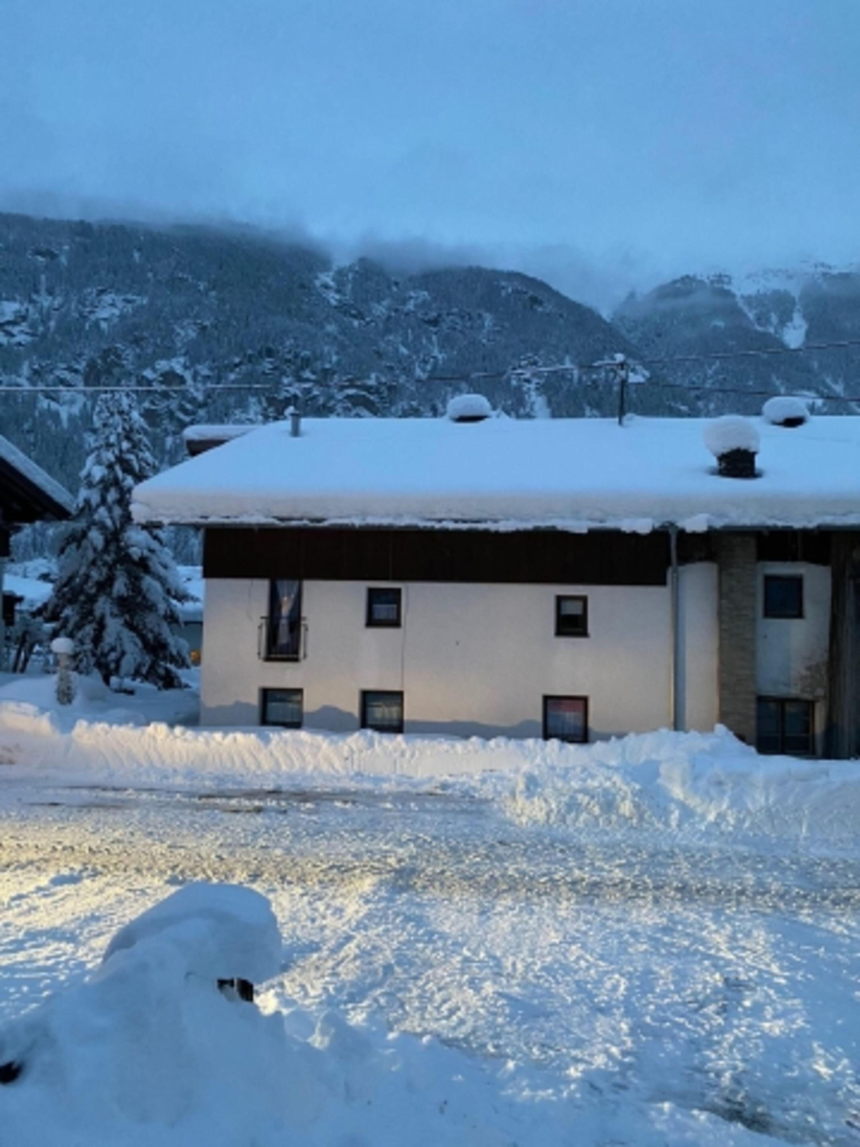 Dergroße Stadl-Haus in der Abenddämmerung