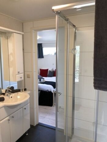 Blick vom Flur ins Badezimmer