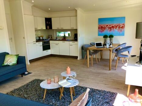 Wohnbereich mit Blick auf Kochecke und Essbereich