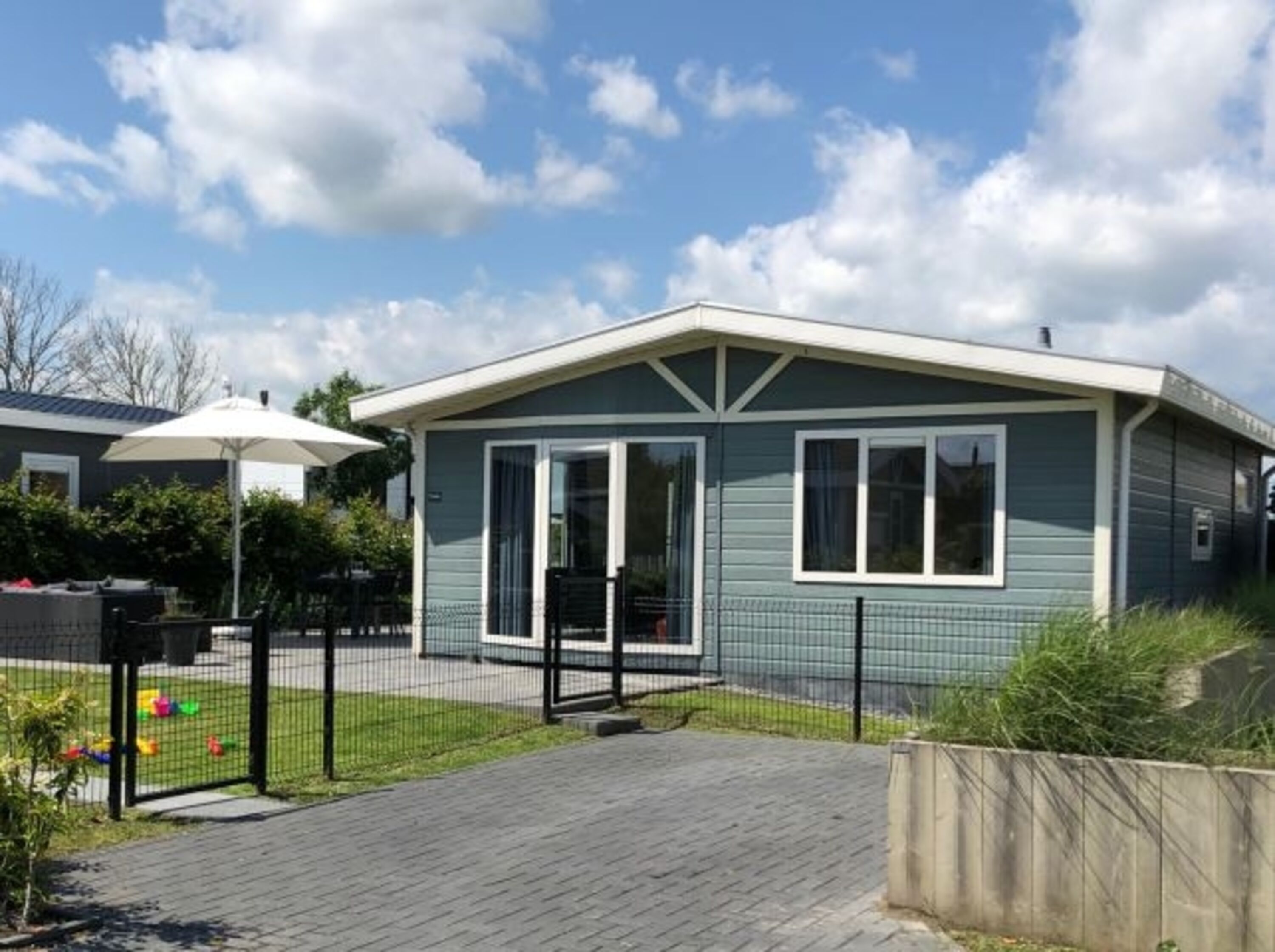 Haus mit Sonnenterrasse, umzäunten Garten und Parkplatz