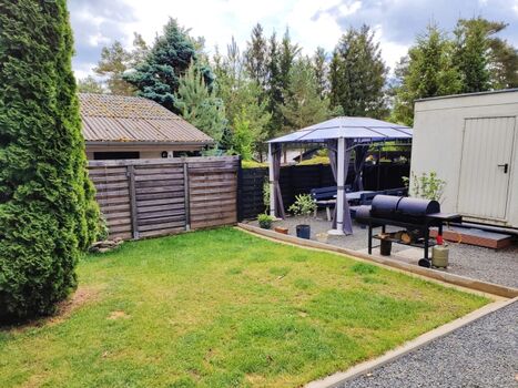 Blick auf den Multigrill und den überdachten Terrassenbereich.