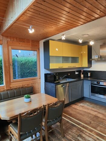 Genießen Sie schöne Stunden beim Essen mit Blick durch die große Fensterfront.