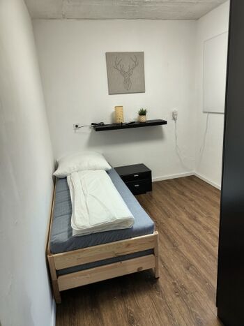 Das Schlafzimmer 2 besteht aus zwei Einzelbetten mit der Möglichkeit diese auch zusammenzustellen, sodass man ein Doppelbett hat. Die beiden Betten kann man auch - wie auf diesem Bild zu sehen - übereinander stellen, sodass eine Person ausreichend Platz i