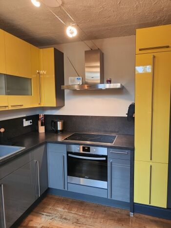 Bereiten Sie sich leckere Speisen in der modernen und geschmackvollen Küche zu. Die Hochglanzküche ist mit allem ausgestattet was Sie für schnelle oder auch aufwendigere Gerichte benötigen. Ein besonderes Highlight ist der Kaffeevollautomat. Was gibt es S