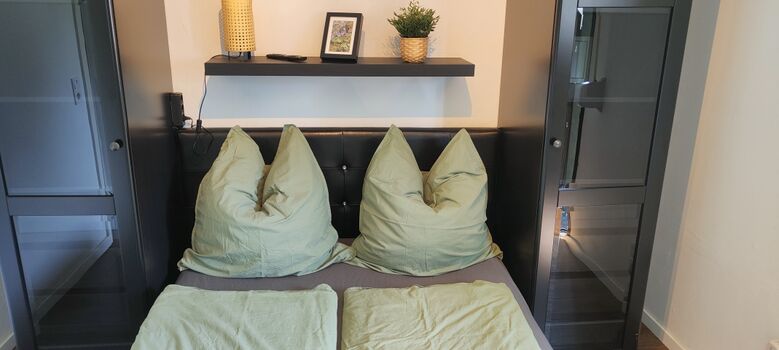 Eine kleine Lampe am Kopfende sorgt für eine angenehme Atmosphäre.