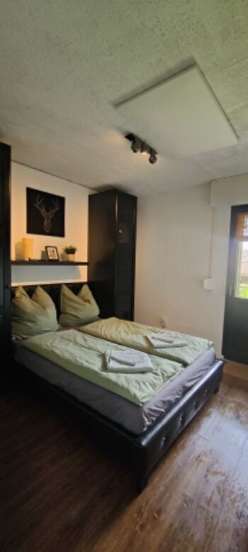 Dieses Schlafzimmer verfügt über ein Doppelbett (140x200 cm), einen Kleiderschrank, einen Fernseher, eine Infrarotheizung und einen Zugang zum Garten.