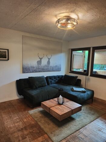 Zwei weitere innenliegende Fenster im Wohnzimmer bieten natürlichen Lichteinfall. 