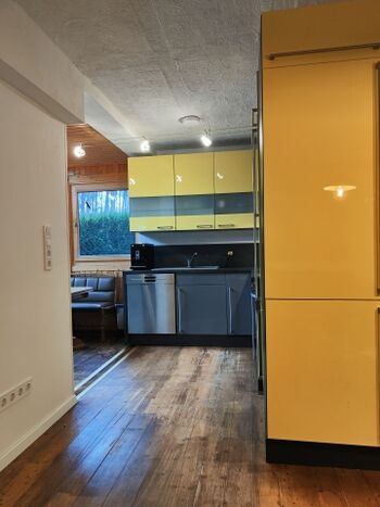 Von der Couch aus können Sie ebenfalls in die offene Küche schauen. 