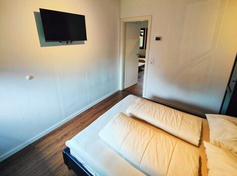 Blick vom anderen Ende des Schlafzimmers auf das Wohnzimmer