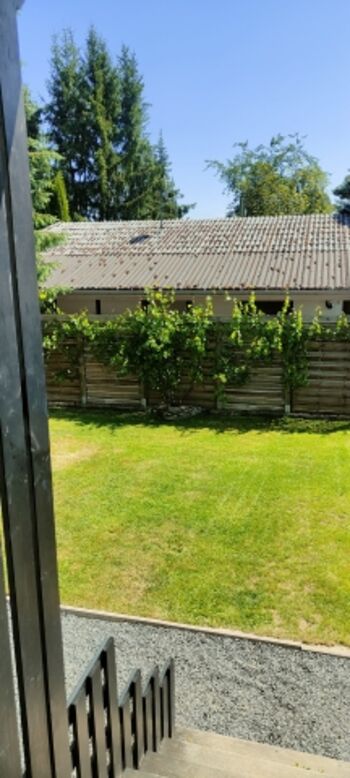 Vom Schlafzimmer 1 können Sie direkt in den Garten schauen. 