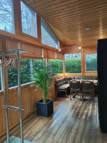 Der helle Eingangsbereich mit der großen Fensterfront begrüßt Sie in Ihrem Ferienhaus.