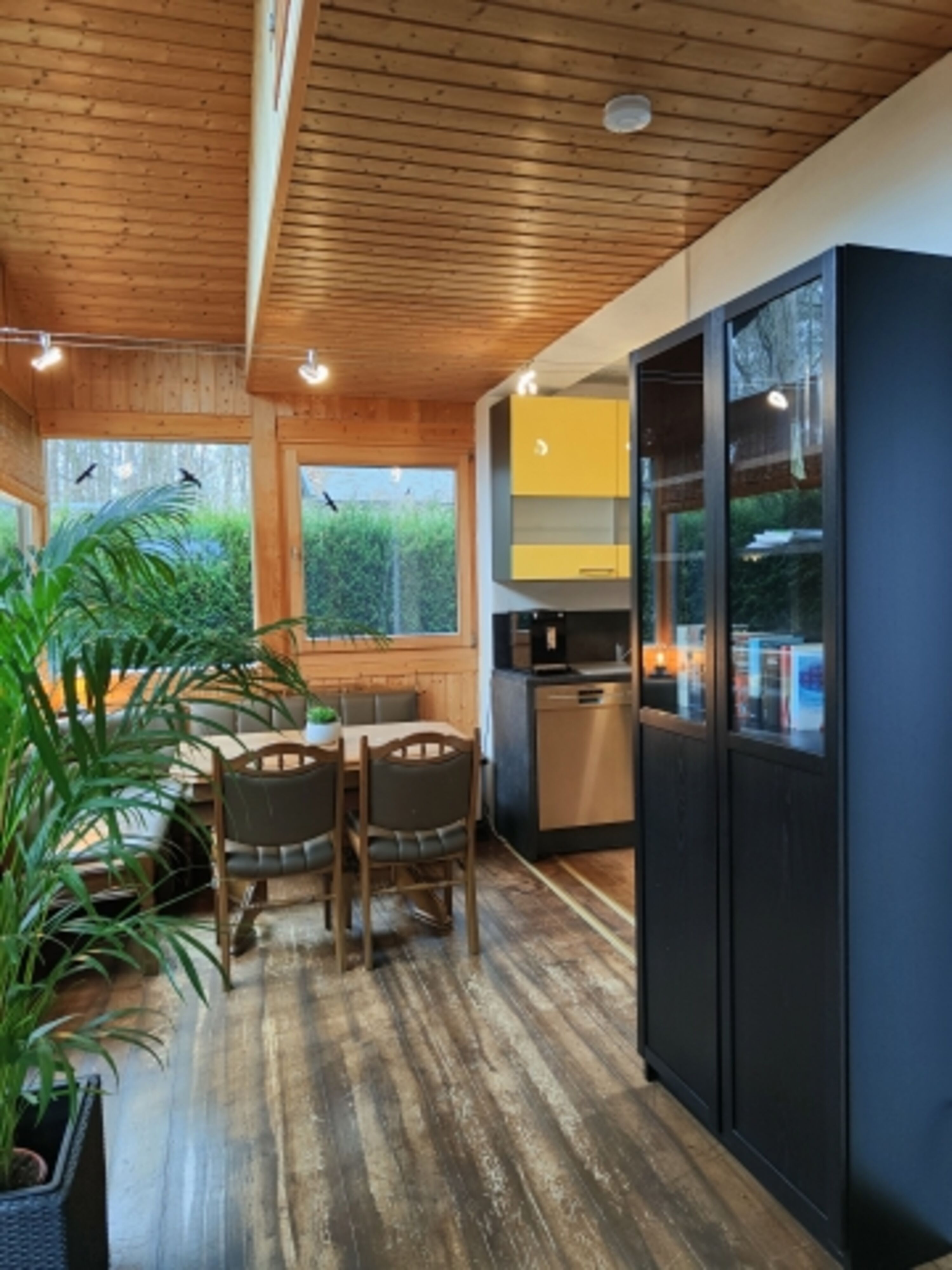 Offener Eingangsbereich mit Essecke. Verbringen Sie abends schöne Stunden bei einem geselligen Spieleabend.