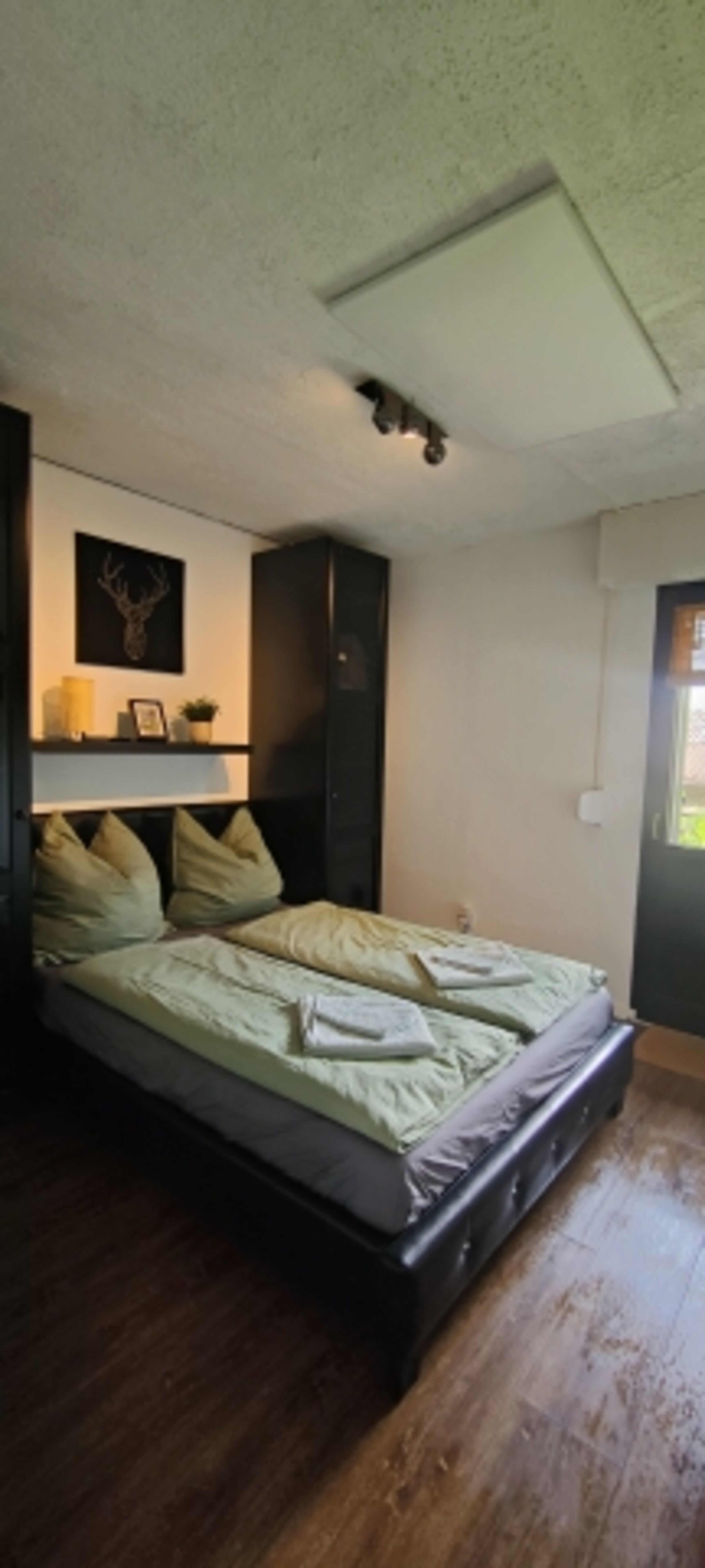 Dieses Schlafzimmer verfügt über ein Doppelbett (140x200 cm), einen Kleiderschrank, einen Fernseher, eine Infrarotheizung und einen Zugang zum Garten.