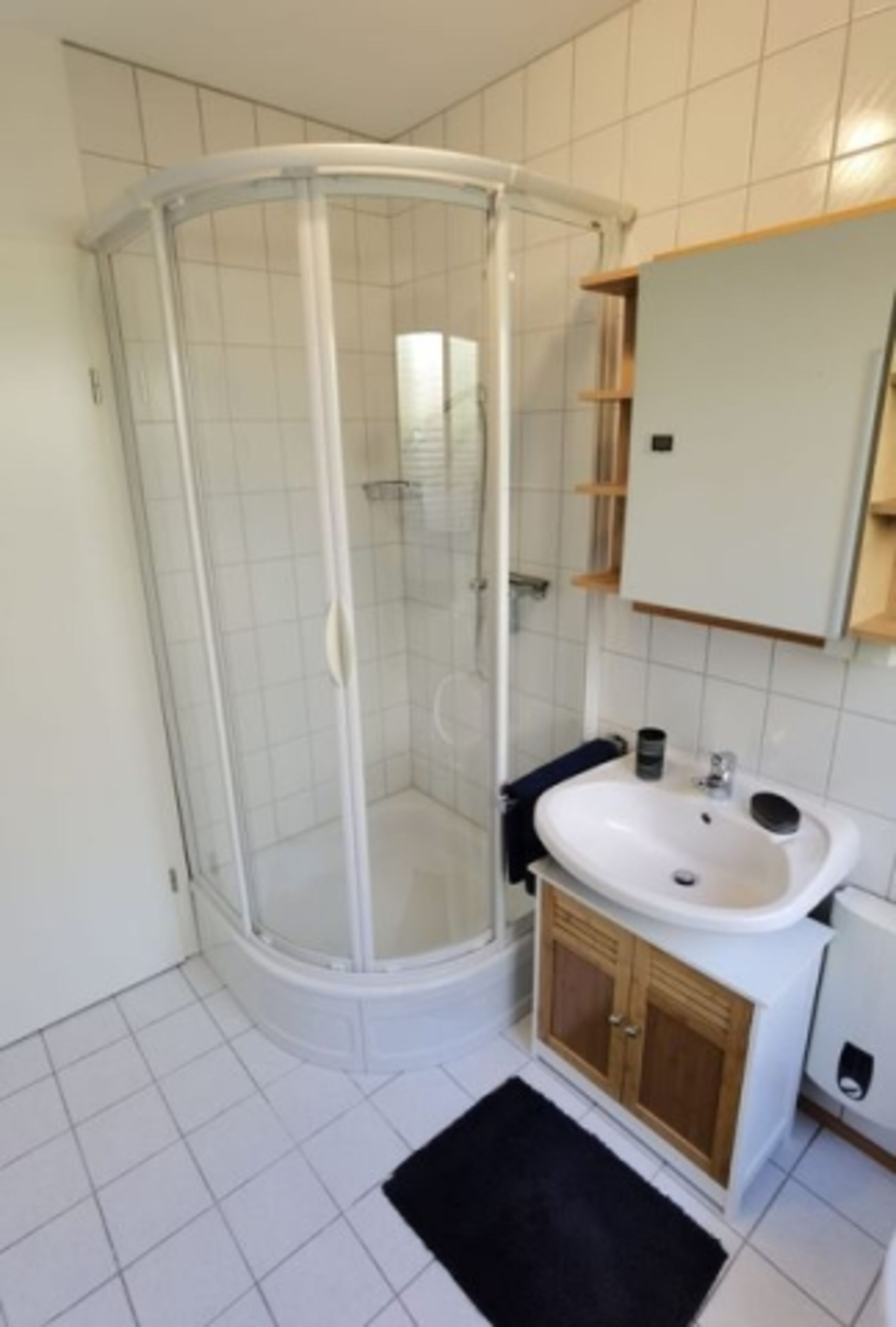 Hier bieten wir ihnen ein Badezimmerfoto von einer anderen Position an, damit Sie sich ein noch besseres Bild von unserem Ferienhaus Wanderlust machen können.