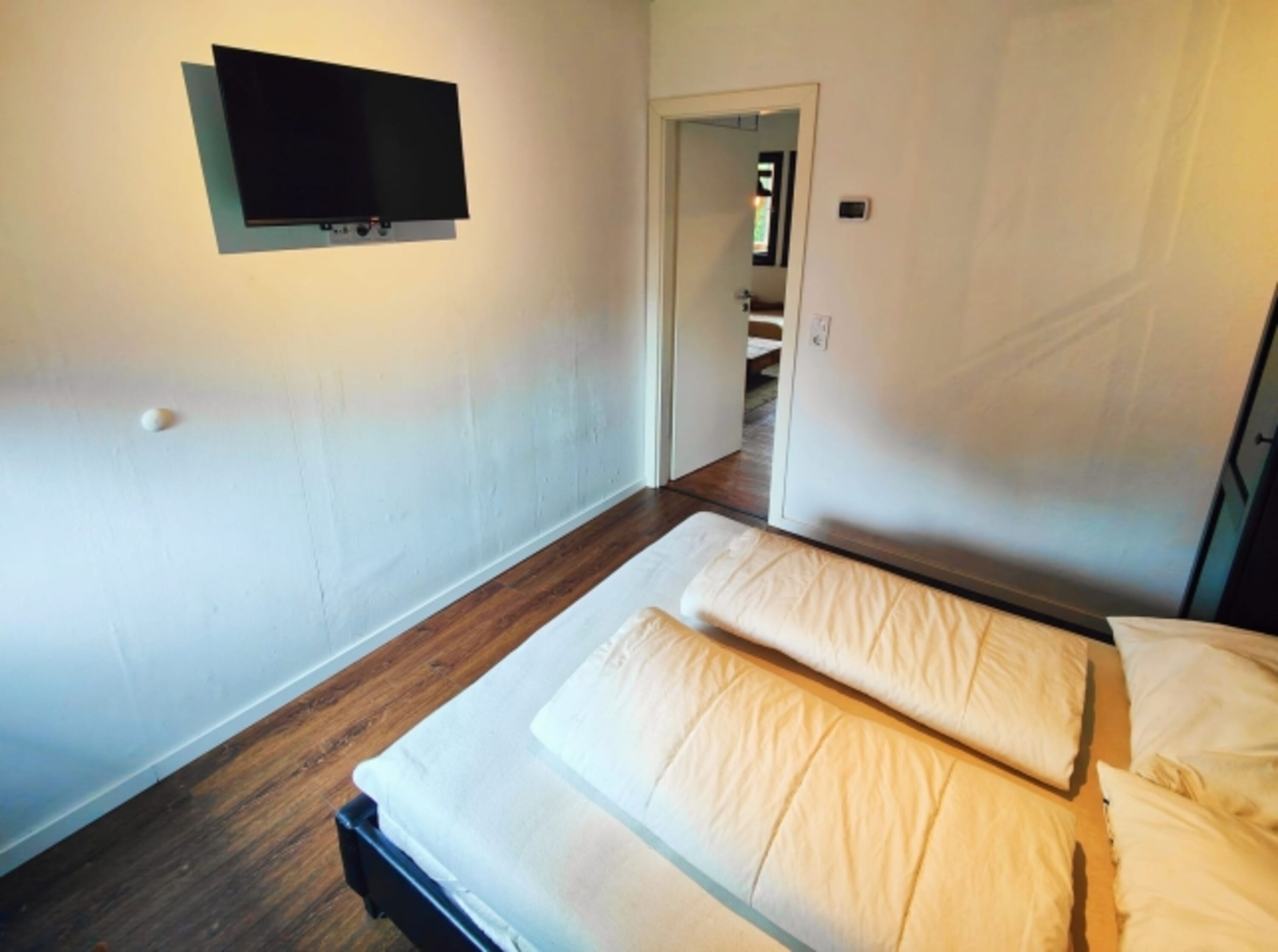 Blick vom anderen Ende des Schlafzimmers auf das Wohnzimmer