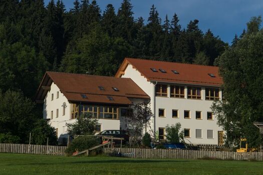 Blick von der Hundewiese zum Hotel