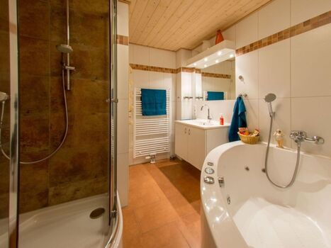 Bad mit Whirlpool und Dusche