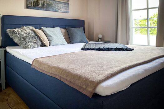 Schlafzimmer 1 - Boxspringbett und TV