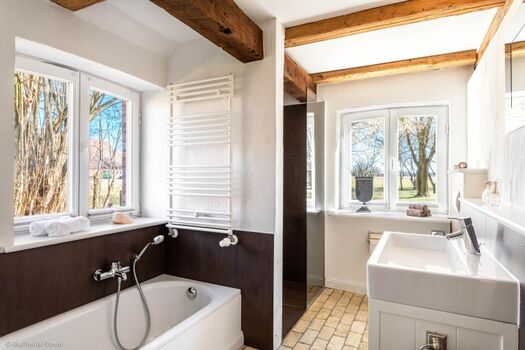 Badezimmer mit Dusche und Badewanne