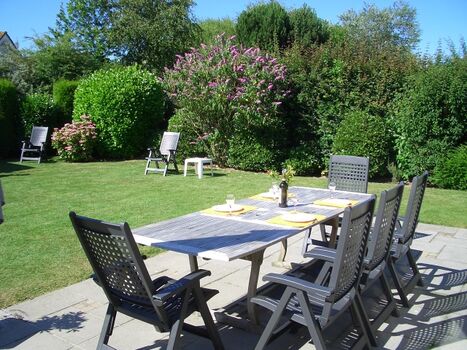 6 Sonnenliegen mit Auflagen, ringsherum sehr gepflegte Bepflanzung