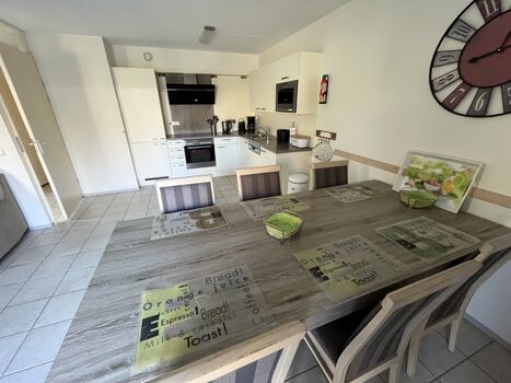 Grosser Kühl-/Gefrierschrank, Mikrowelle