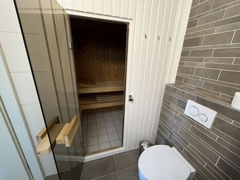 Duschbad mit finnischer Sauna im OG