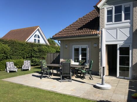 Auf dieser ca 40m2 grossen Terrasse kann man die Abendsonne geniessen