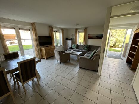 Grosszügige Wohnlandschaft mit Blick in den gepflegten Garten