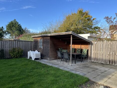 Teilüberdachte Terrasse mit der Morgensonne