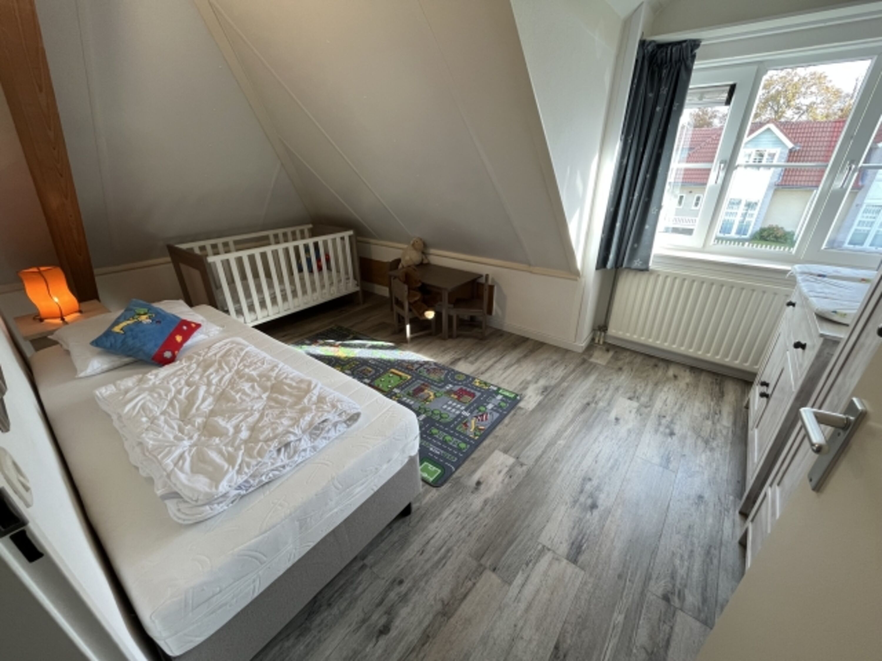 Boxspringbett 90x200 cm und Babybett 140 x 70 cm