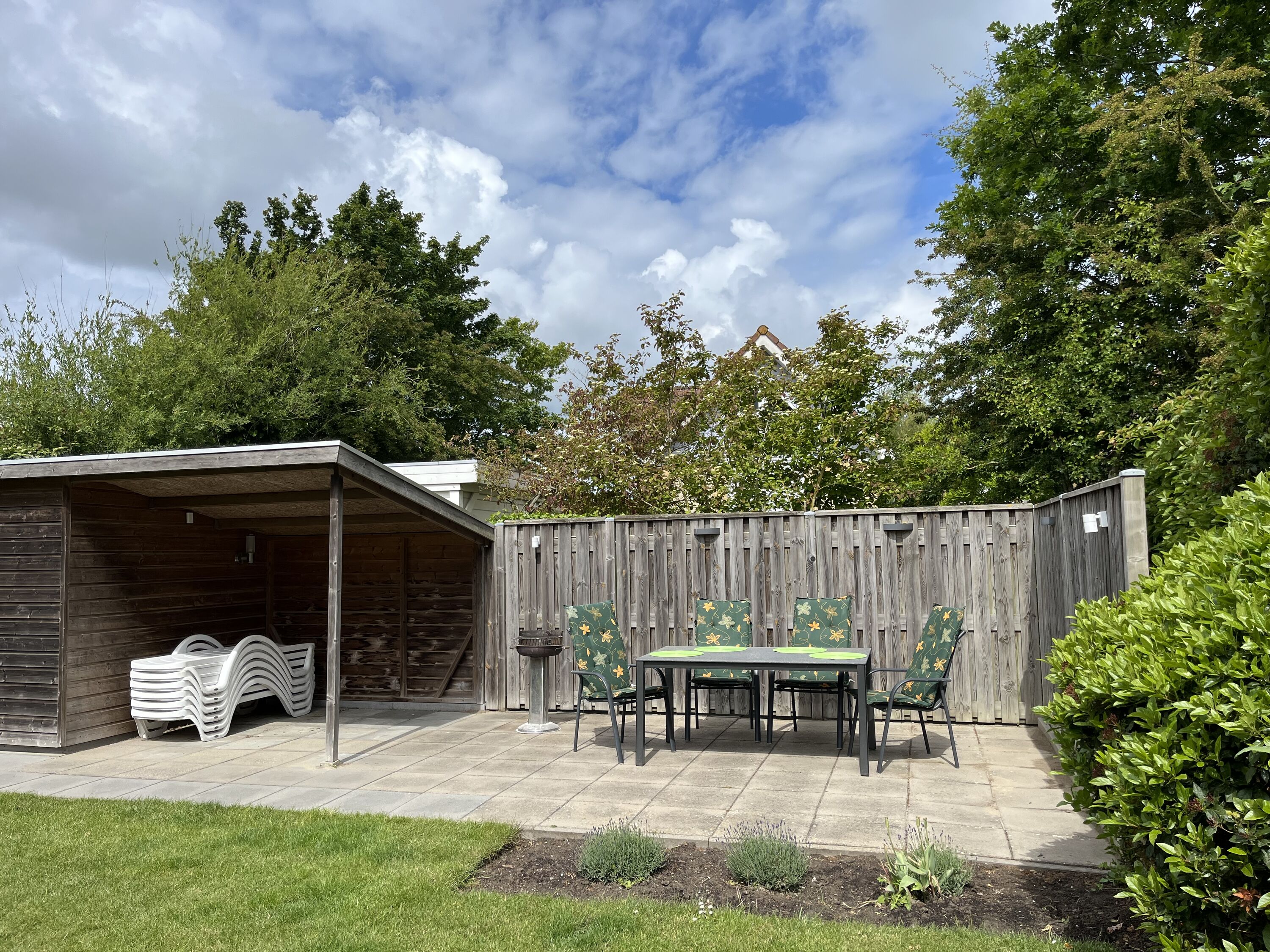 Teilüberdachte Terrasse