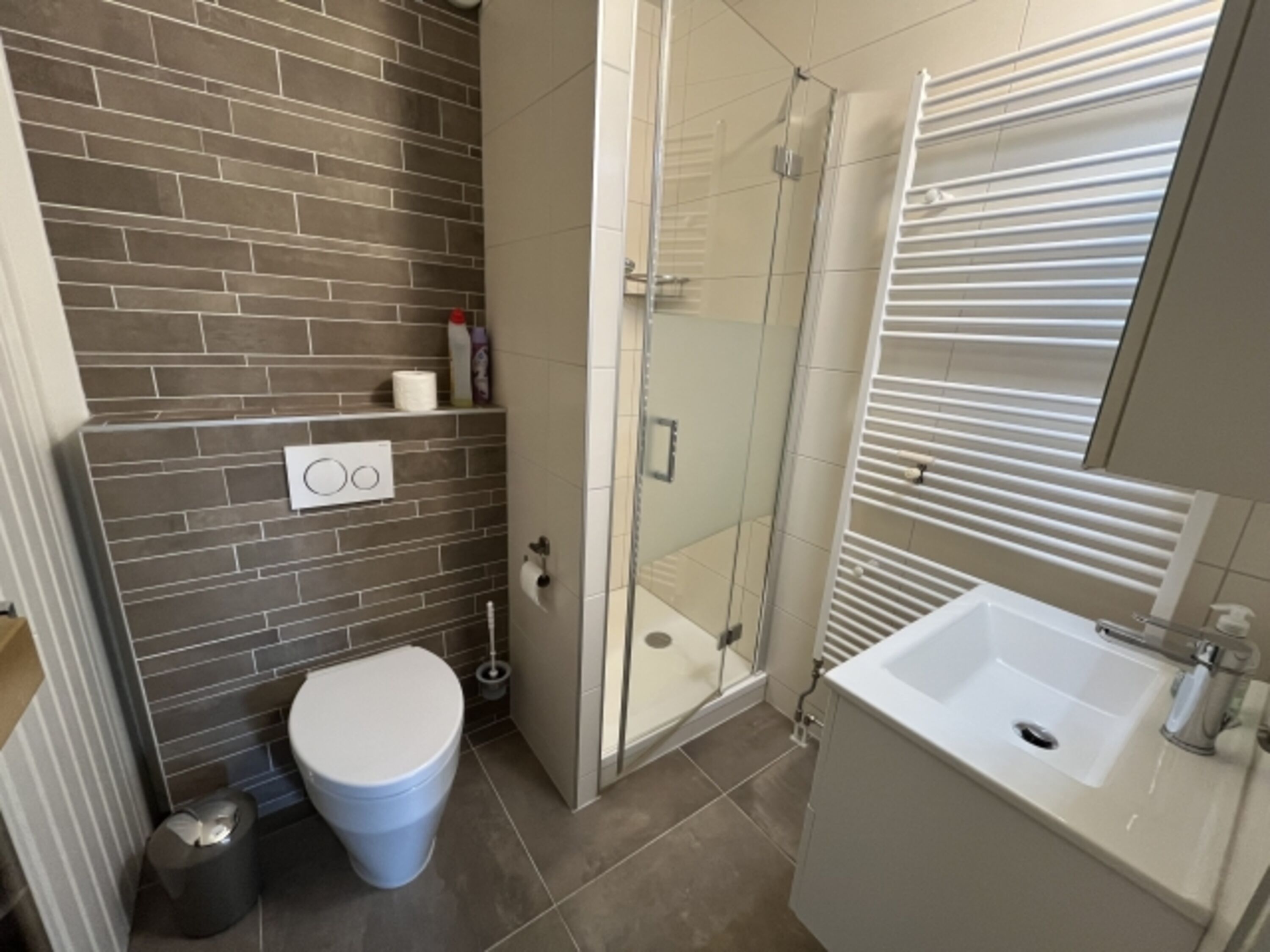 Duschbad mit WC und Waschtisch im OG